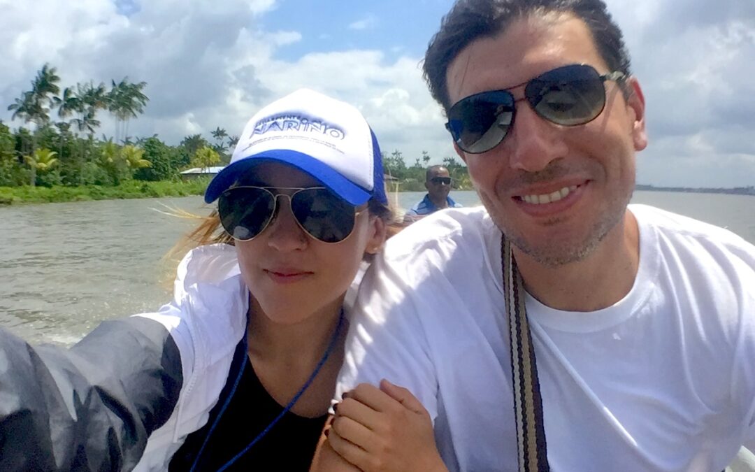 May y Gustavo viajando por el rio Cauca sonrientes