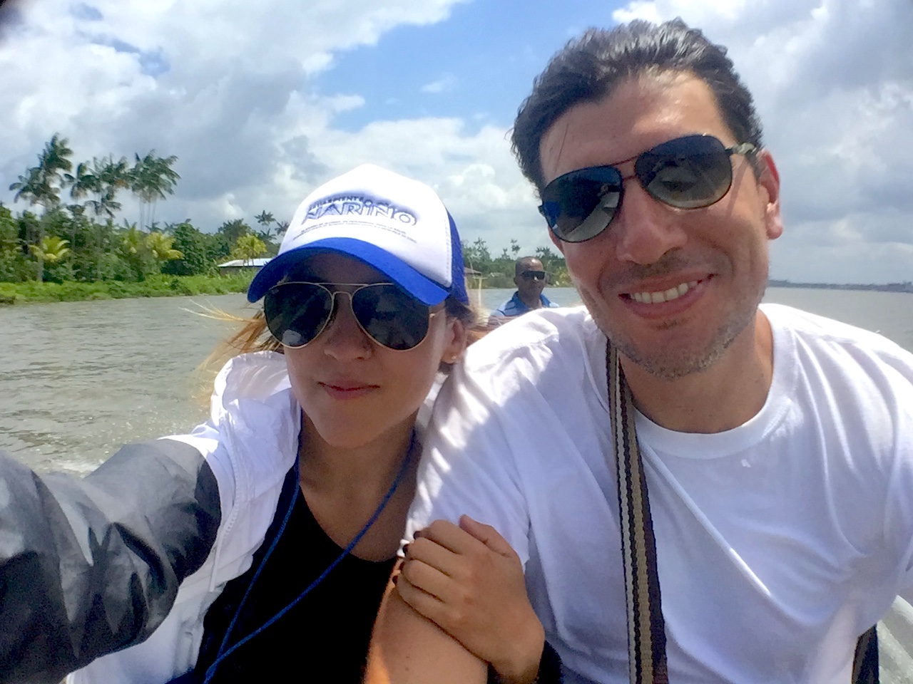 May y Gustavo viajando por el rio Cauca sonrientes