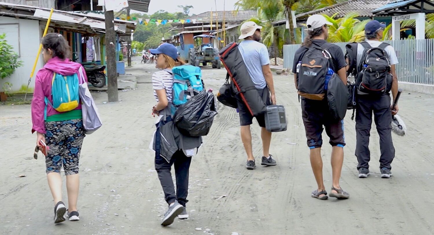 Parte del equipo de Denominación de Origen con la mochila al hombro